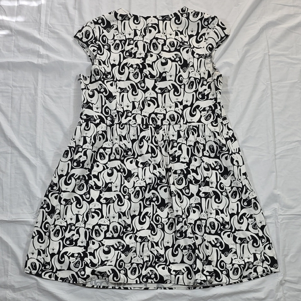 Retrolicious Black & White Abstract Mini Dress - Picture 2 of 5